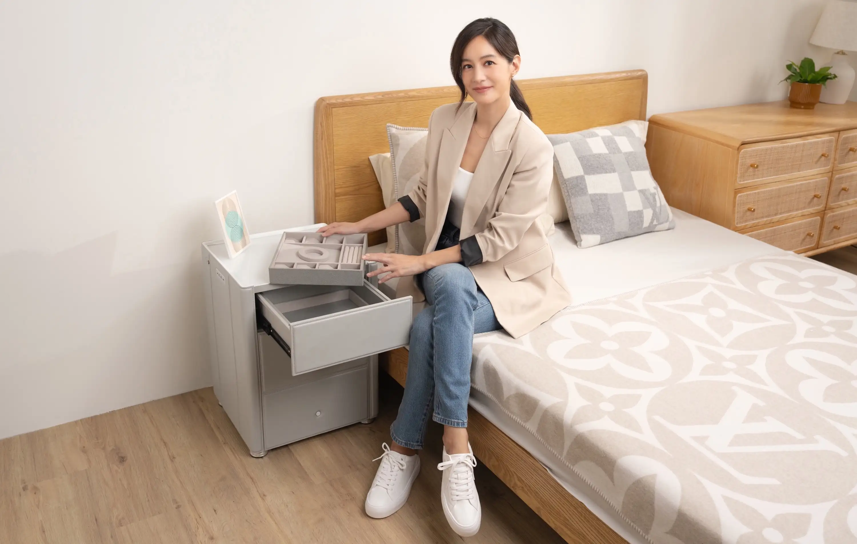 Janet Ly 床頭櫃保險箱  DSC00881